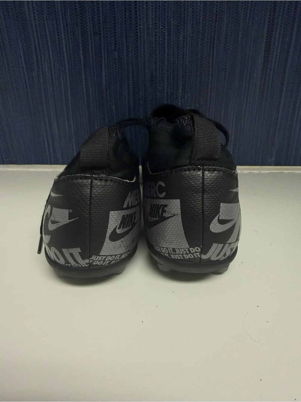 EUC Youth Nike Mercurial Soccer Cleats, Size 3Y, black/silver